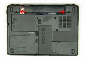 Slide the 2 battery latches towards the outside of the laptop.
