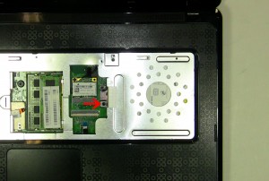 Remove the optical drive locking screw.