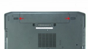 Slide the battery latches towards the outside of the laptop until they click.