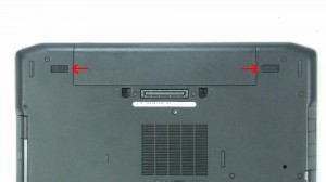 Slide the battery latches towards the outside of the laptop until they click. 