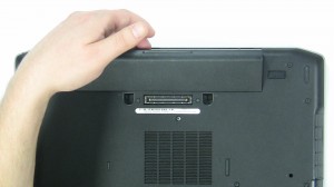 Slide the battery latches towards the outside of the laptop until they click. 